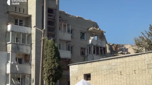 Рятувальники шукають людей під завалами на вулиці Патона у Львові після удару РФ по житлових будинках і навчальних закладах