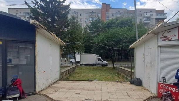 Демонтаж малих архітектурних форм на вулиці Мазепи у Львові — п'ять споруд прибрали через реконструкцію вулиці