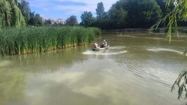 Вапнування водойми у львівському парку: роботи провели у «Горіховому гаю», «Боднарівці» та на Піскових озерах