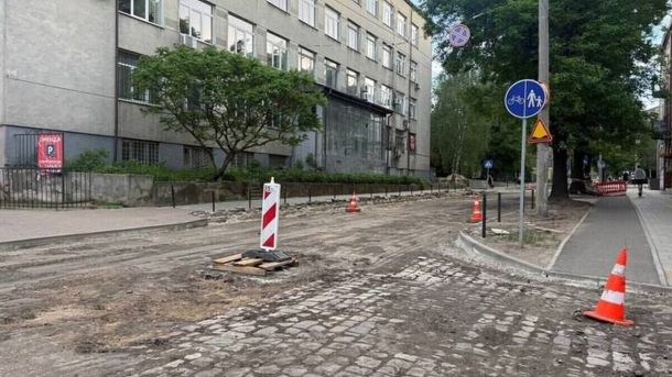 Робітники демонтують старовинну бруківку, знайдену під час фрезерування асфальту на вулиці Героїв УПА у Львові