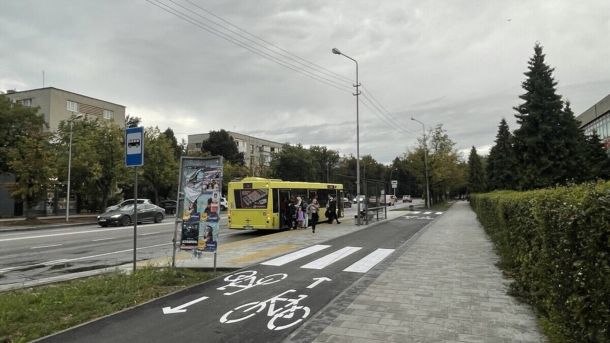 Рекламна конструкція, встановлена посеред велодоріжки на вулиці Стрийській у Львові під час ремонтних робіт