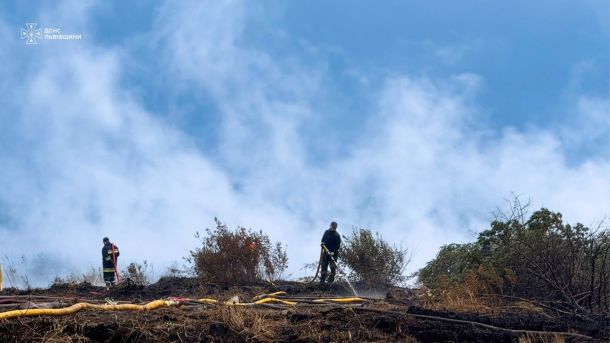 Рятувальники ДСНС Львівщини ліквідовують торф'яну пожежу поблизу села Зелів Яворівського району