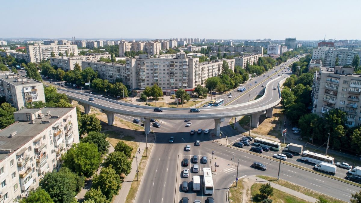 Міський автомобільний шляхопровід над перехрестям у житловому районі, ілюстративне зображення (згенеровано AI) до новини про будівництво у Львові