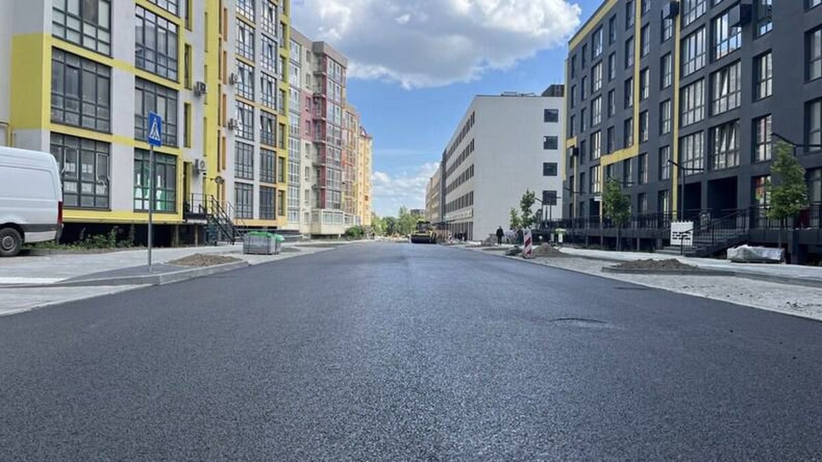 Укладання верхнього шару асфальту на вулиці Залізничній у Львові, 20 працівників та 16 одиниць техніки