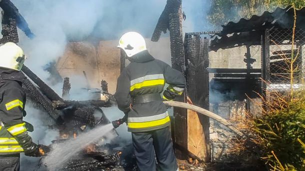 Рятувальники ДСНС гасять пожежу дерев'яної господарської будівлі в місті Яворів Яворівського району, 27 серпня