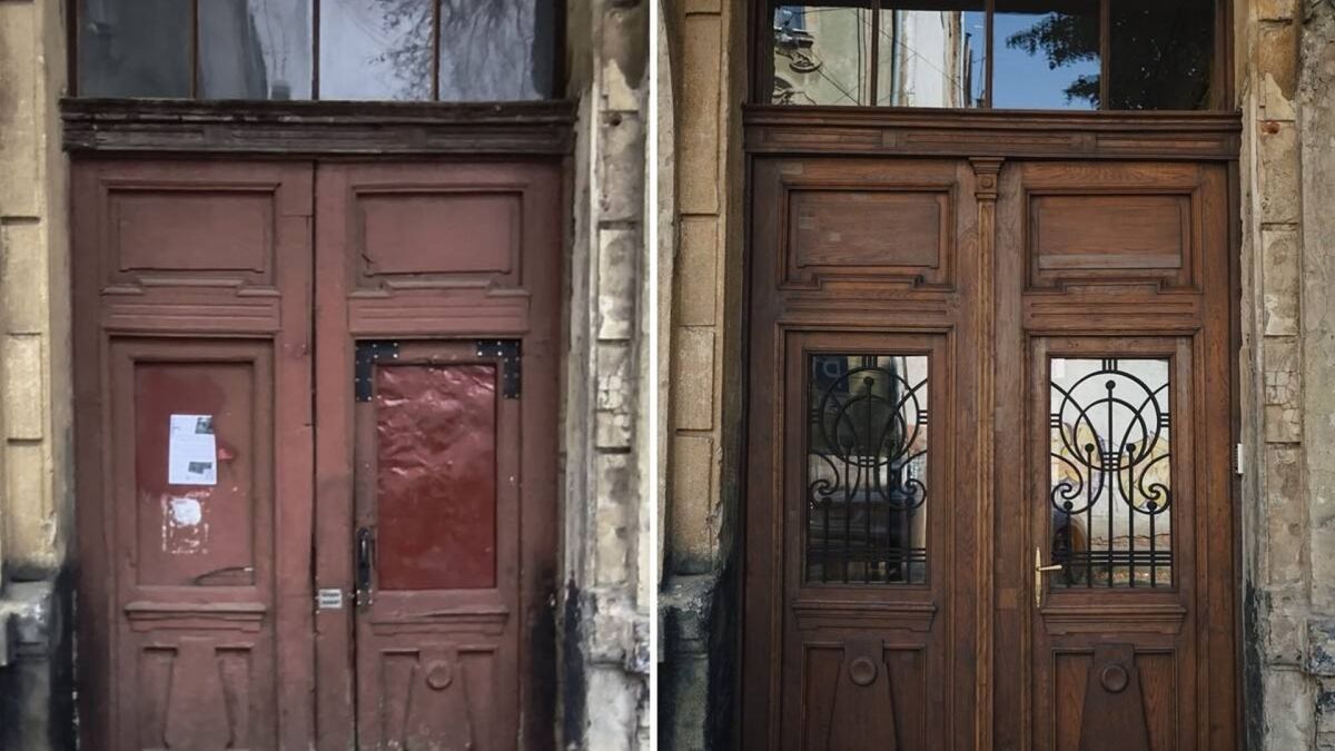 Відреставрована історична брама будинку на вулиці Турецькій у Львові після очищення від фарби та відновлення дерев'яних елементів