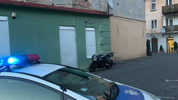 Патрульні поліцейські у Львові виявили мотоцикл Honda CBR без номерів у міжнародному розшуку Інтерполу на вулиці Куліша