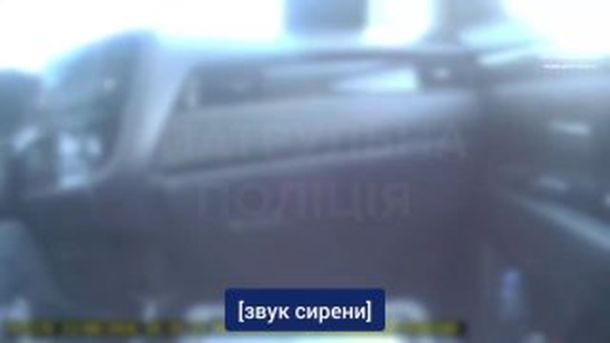 Рятувальники ДСНС і поліцейські виносять чоловіка із задимленого помешкання житлового будинку у Львові