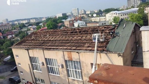 Пошкоджена будівля у Львові після буревію 29 червня — місто виділить 6 мільйонів гривень на відновлення