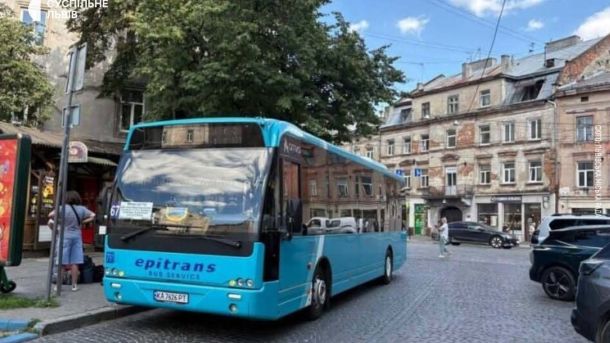 Автобус маршруту №67 на зупинці на маршруті Брюховичі — вул. Шпитальна у Львові, четвертий автобус вийшов у будні