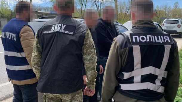 Двох мешканців Самбірського району обвинувачують в організації незаконного переправлення людини через кордон за 8000 доларів США