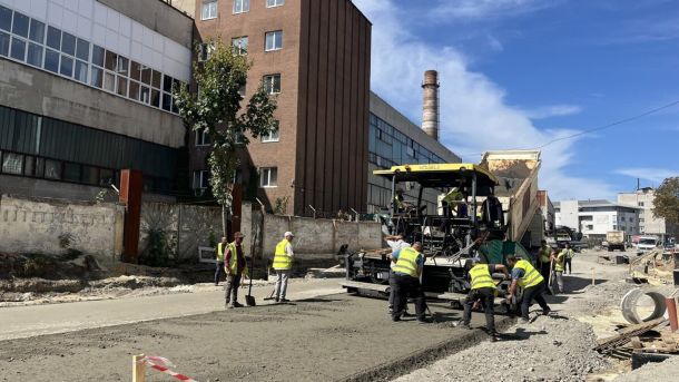 Ремонт вулиці Залізничної у Львові під час другого етапу реконструкції — підготовка до асфальтування проїжджої частини