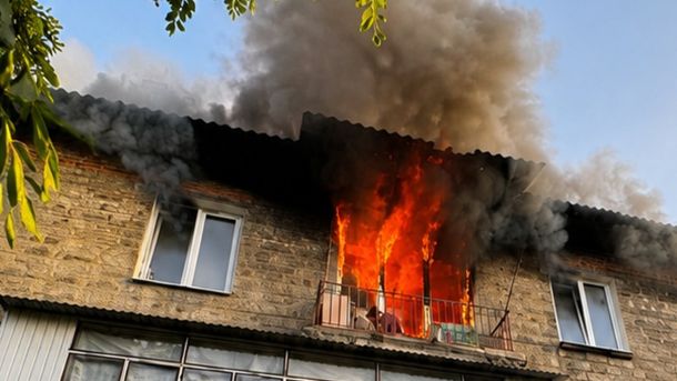 Рятувальники ДСНС гасять пожежу в триповерховому житловому будинку в місті Шептицькому — загинули двоє людей