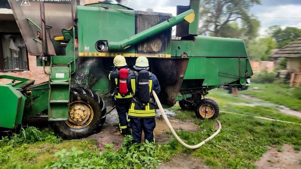 Пожежа комбайна в селі Черневе Яворівського району 28 липня — рятувальники гасять моторний відсік, загроза двом будинкам