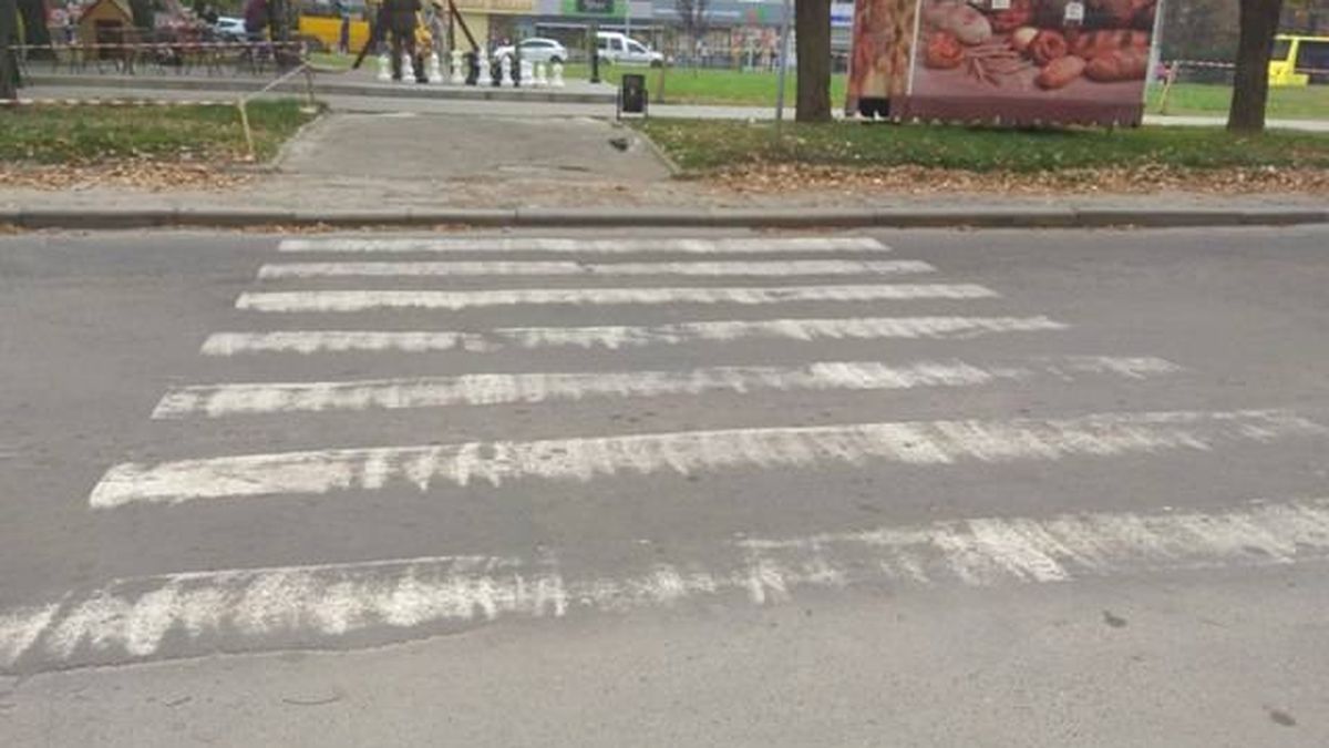 Стерта дорожня розмітка пішохідного переходу на вулиці Івана Франка біля будинку № 7 у Львові