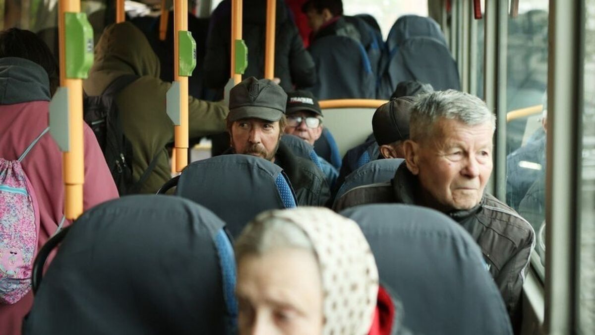 Автобус турботи у Львові доставляє бездомних людей до притулку на вулиці Кирилівській з настанням холодів
