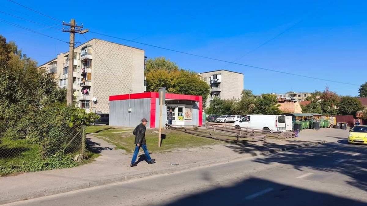 Тимчасова зупинка громадського транспорту на вулиці Хвильового у Львові без покриття та павільйону під час перекриття вулиці Мазепи